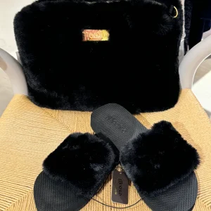 Mooilo Flipflops mit Teddyfell und Clutch in Schwarz