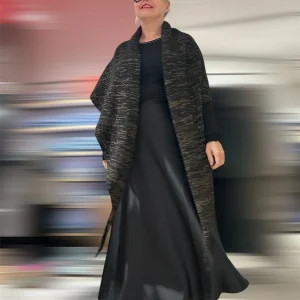 Dreieckstuch aus Cashmere in Schwarz mit Lurexfäden in Gold von PETIT CALIN