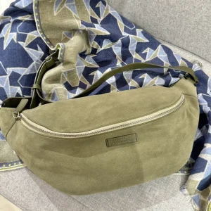 TIEFENBACHER LEHMANN HIP BAG maxi in Veloursleder in der Farbe Bamboo mit Silber